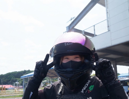 風を切って走るバイク